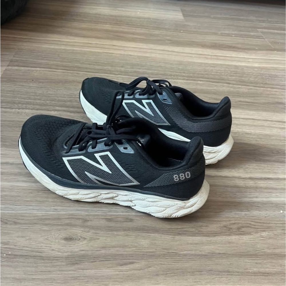 New Balance Black and White Athletic Shoes with Sleek Design